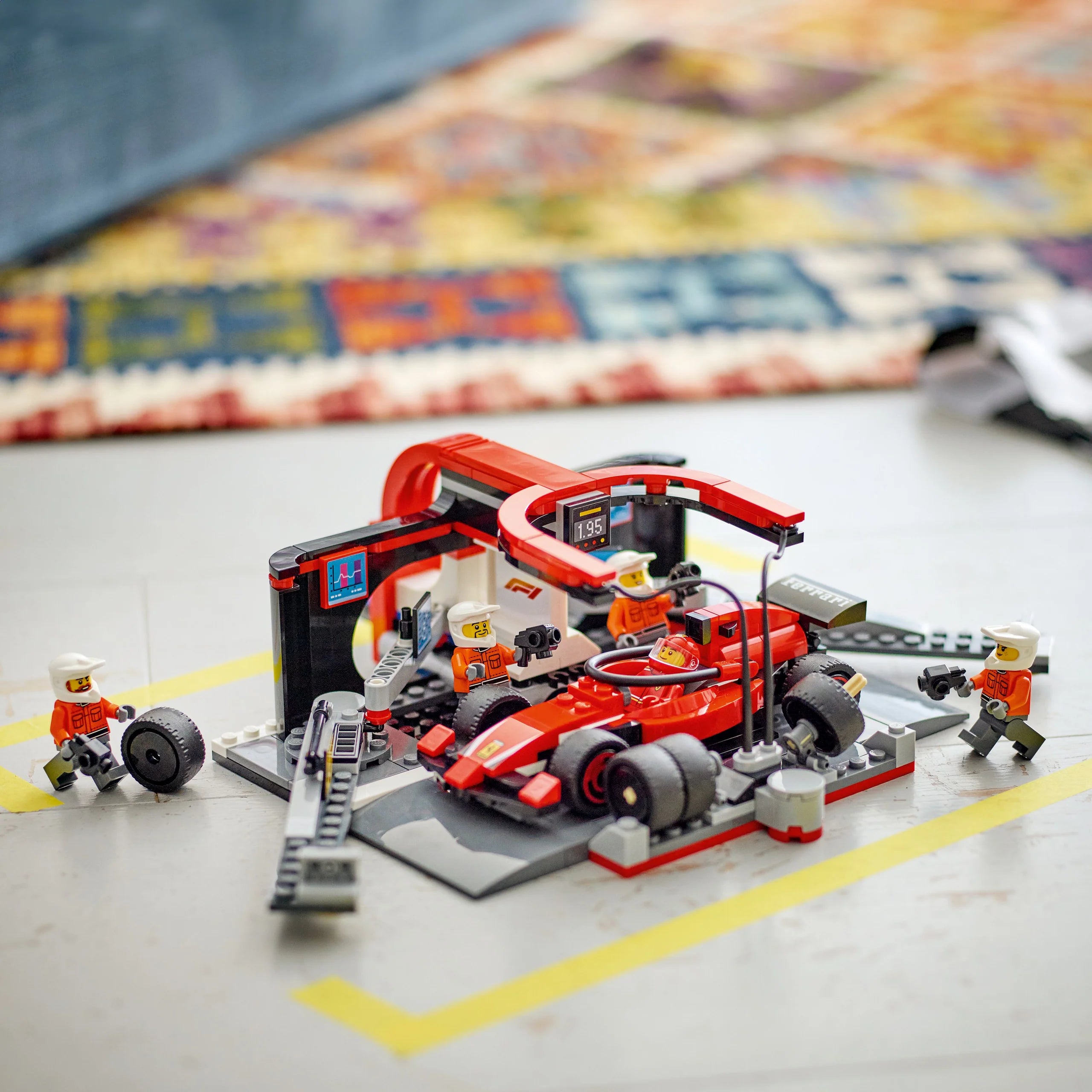 City - F1® Pit Stop & Pit Crew with Ferrari Car (60443)