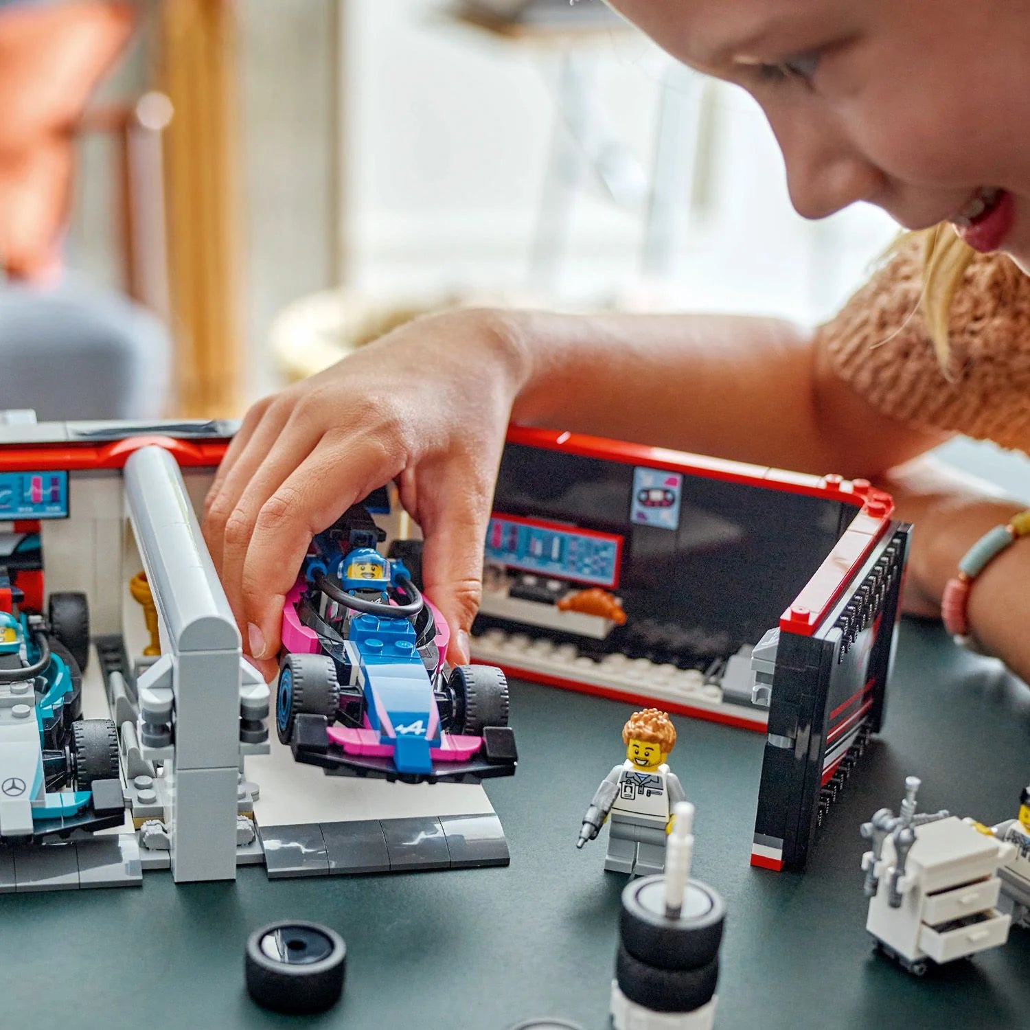 City - F1® Garage & Mercedes-AMG & Alpine Cars (60444)