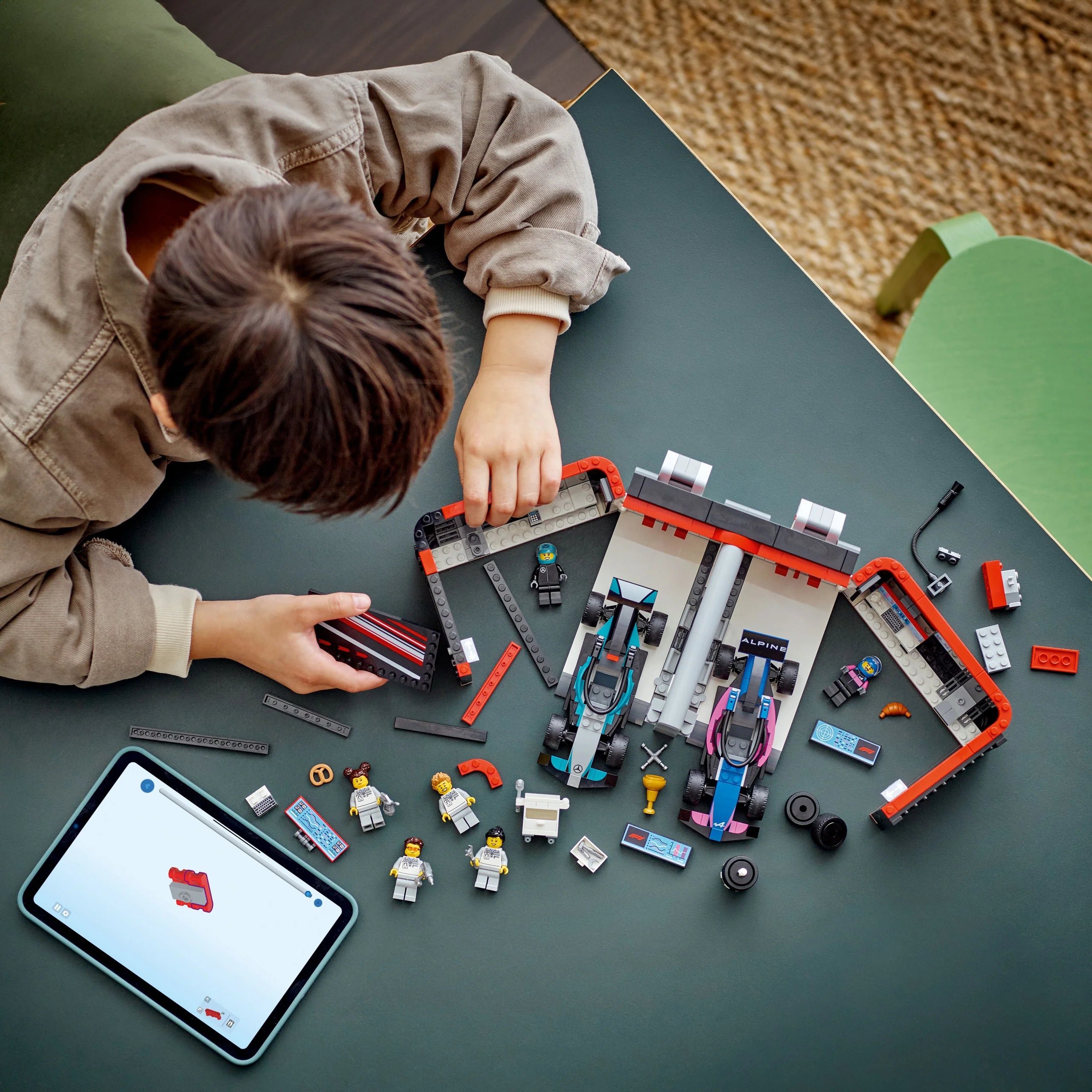 City - F1® Garage & Mercedes-AMG & Alpine Cars (60444)