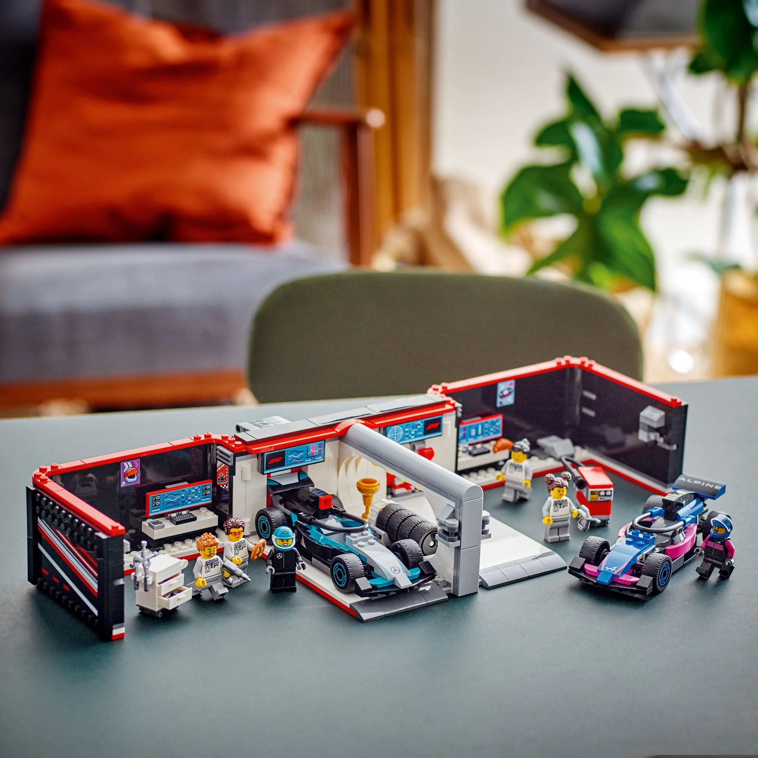 City - F1® Garage & Mercedes-AMG & Alpine Cars (60444)