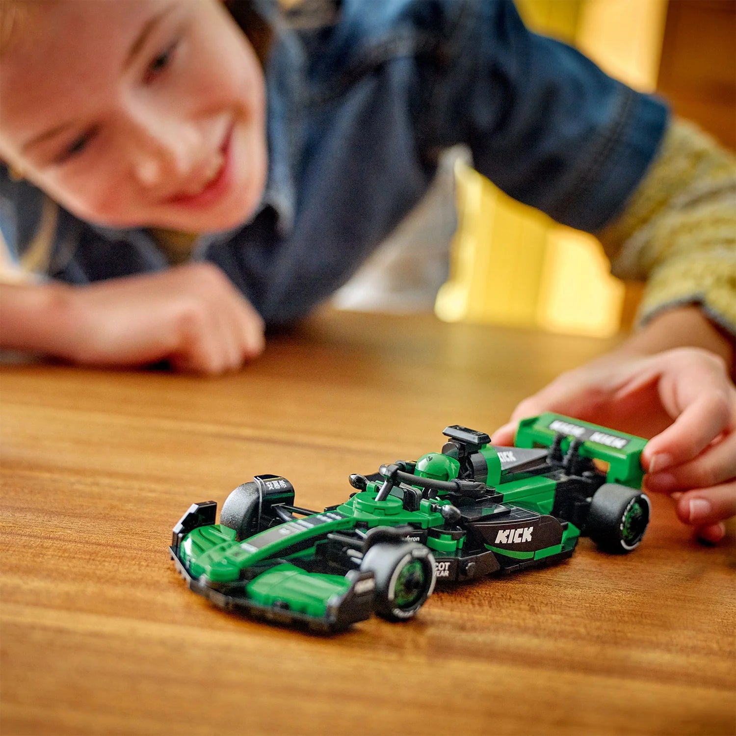 Speed Champions - KICK Sauber F1® Team C44 Race Car (77247)