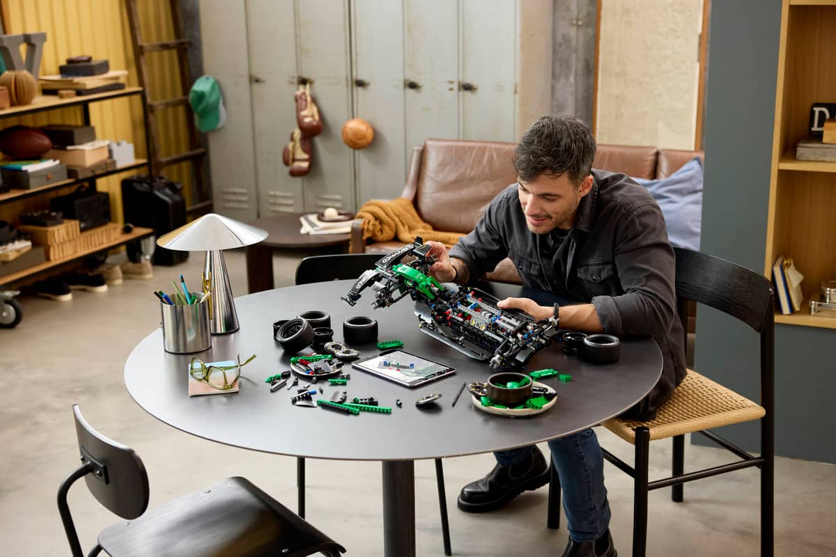 Technic™ - Aston Martin Aramco AMR25 F1® Car (42240)