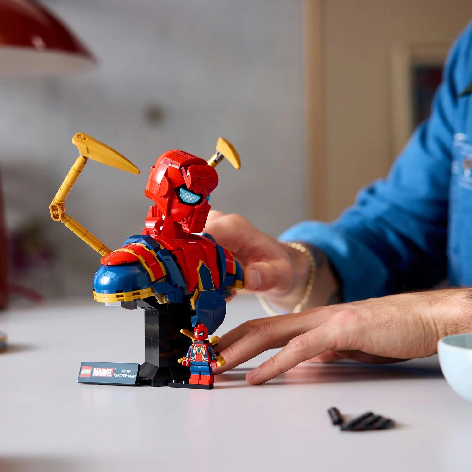 Marvel - Iron Spider-Man Bust (76326)