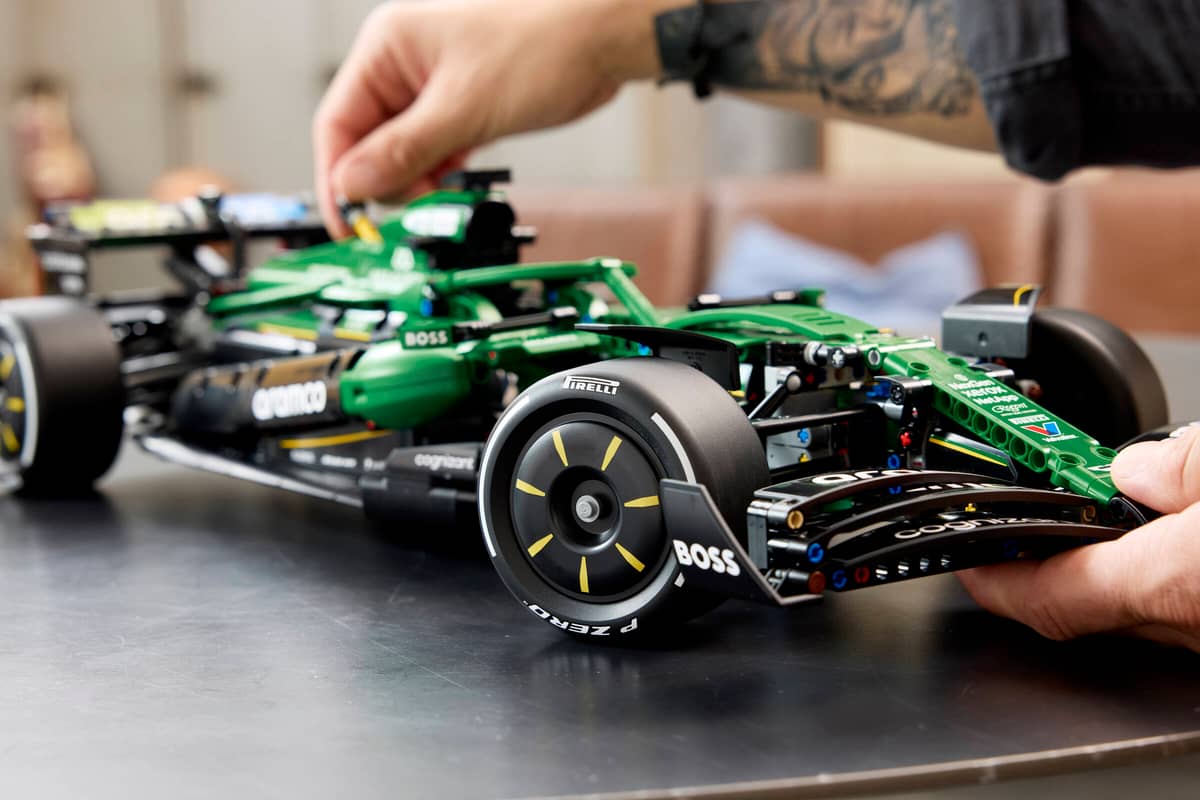 Technic™ - Aston Martin Aramco AMR25 F1® Car (42240)