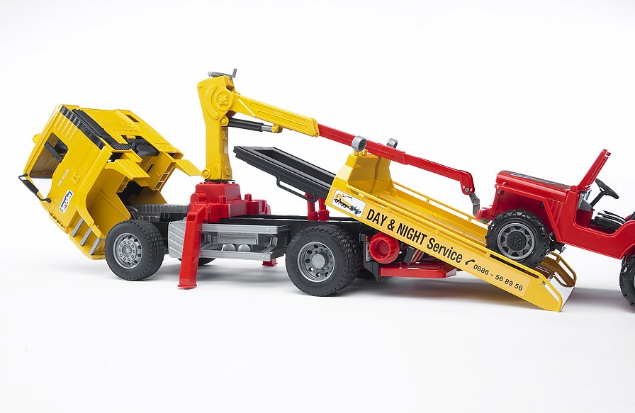 1:16 MAN TGA Breakdown Truck with Cross Country Vehicle (02750)